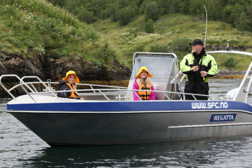 Personer fisker i Gemi 625 CC båt. Foto